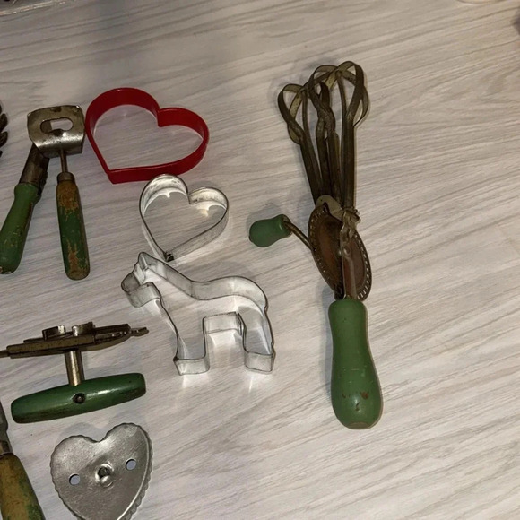 28pc Lrg Lot Vintage/Antique 10lb Kitchen Beaters,Tins,Utensils,Crock Farmhouse - Picture 16 of 17